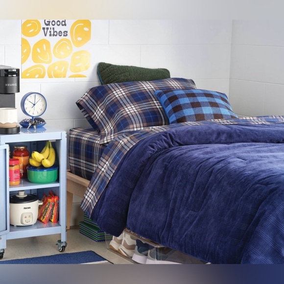 Room Essentials Navy and Gray Plaid Microfiber Sheet Set
Size Twin 
New - Picture 3 of 9